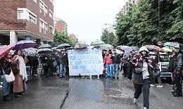 Liceo Cottini, la protesta dei genitori sotto la pioggia (foto)