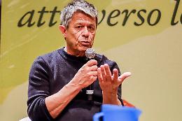 Emmanuel Carrère: «Come per il Bataclan, vorrei conoscere le ragioni di Putin: sapere non è giustificare»
