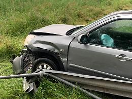 Incidente sulla provinciale: perde il controllo dell'auto e si ribalta nel fosso