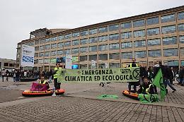 Dopo l'attacco alla ministra, gli attivisti del clima in gommone al Salone