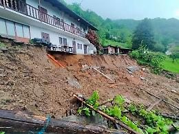 Maltempo in Piemonte, aggiornamenti in diretta: maxi frana nel Cuneese, Ribordone isolato, a Torino si aspetta la piena del Po