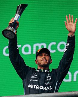 Clamoroso a Silverstone! Lewis Hamilton vince il gran premio di casa
