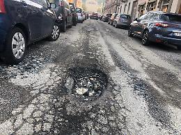 La città è piena di buche e voragini, il Comune promette: ripariamo i danni