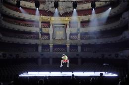 Trenta minuti di calci, danza classica e break dance