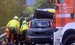 Scontro tra quattro auto, tre i feriti, uno è grave