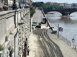 Maltempo, ruspe al lavoro ai Murazzi per togliere il fango