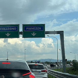 Camion perde carico di argilla sulla Statale 24 a Collegno: non ci sono feriti