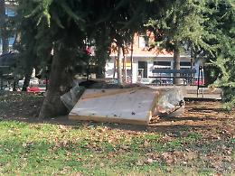 Morto nel 2009 travolto da un treno, il giardino in memoria del carabiniere è invaso da clochard e rifiuti