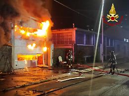 Notte di fuoco a Torino: un incendio distrugge un magazzino di mobili e fa evacuare 40 persone