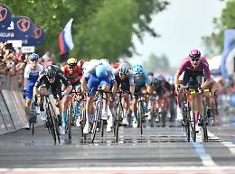 Il Giro d'Italia parla italiano: Dainese vince in volata