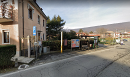 Bottiglie contro il bus della gita, il vetro ferisce due bambini