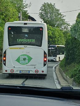 La beffa dei nuovi bus elettrici: «Sono troppo grandi, si rischiano incidenti»