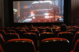 Si addormenta al cinema e si risveglia quando la sala ha chiuso i battenti