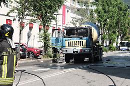 Paura in corso Dante: betoniera in fiamme 