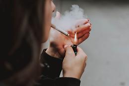Fuma mentre il vigile gli fa la multa: scatta la seconda sanzione, non c'è consenso esplicito