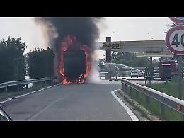 Incendio nell'area di servizio. Camion a fuoco, code sulla tangenziale di Torino  