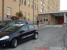 «Non vado a rubare» e il marito prima la pesta e poi irrompe in ospedale a Rivoli