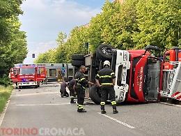 Tram contro autoscala, ecco foto e video da corso Lecce