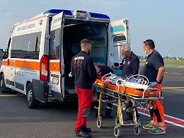 Albiano d'Ivrea: auto esce di strada e si ribalta, padre e figlio a bordo 