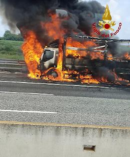 Camion a fuoco, autostrada chiusa (TUTTE LE IMMAGINI E IL VIDEO)