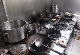Cucine da incubo e spacciatori nel quartiere della movida