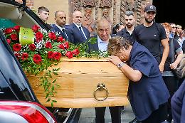Addio a Marco Conforti fra lacrime e palloncini bianchi. La figlia: «Qualcosa ti logorava dentro»