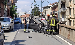 Si scontra con un’auto in sosta e si cappotta in mezzo alla strada, ferito un uomo