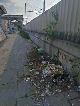 Viaggio tra i problemi della stazione Stura: «Qui calcinacci e rifiuti, basta promesse»