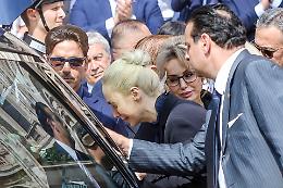 Cori e lacrime per Berlusconi. E quell'ultima carezza sul sagrato del Duomo 