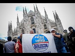 Dalla militante innamorata, al sosia ufficiale di Pavarotti: ecco il popolo di Silvio in piazza Duomo
