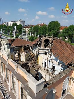 Crollato il tetto della vecchia stazione di Porta Susa, pompieri al lavoro