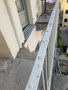 Crolla un balcone, una persona ferita