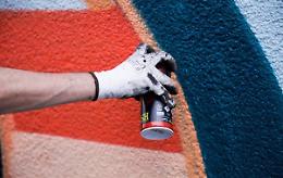 Street art, falegnameria e biciclette: «Combattiamo i pregiudizi su Aurora»