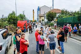 Sprofonda la gru, 100 persone evacuate: «Siamo in mezzo alla strada»
