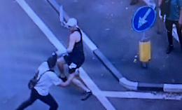 Immagini shock a Torino: assalta i passanti con la katana 