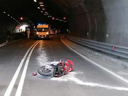 Con la moto si schianta contro il muro del tunne e muore sul colpo