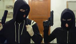 In 9 armati e incappucciati da terroristi dell'Isis, assaltano una casa e sequestrano un ragazzo