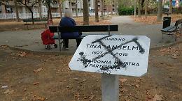 Svastiche e graffiti. Perché a Torino nessuno rispetta le targhe?