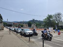 Maxi coda sul ponte Umberto I per i lavori della “idropolitana”