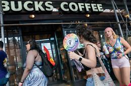 La comunità LGBTQ+ si scontra con Starbucks