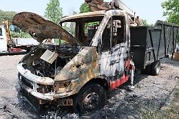 Incendi nei cortili Atc: «Vogliamo un censimento delle auto abbandonate»