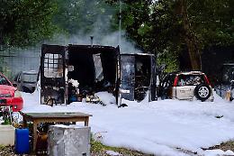 Incendio di auto in strada Bellacomba, nube di fumo su Torino
