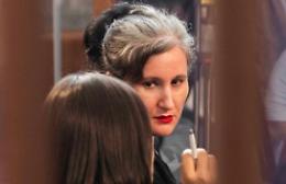 Mentre la sua bimba moriva di fame, lei se la spassava con l'amate sulla limousine