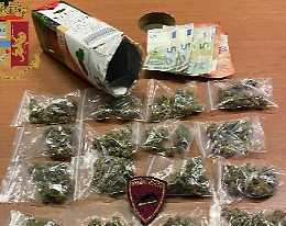 Crack in cameretta e marijuana al posto del vino: due spacciatori in manette a  Torino