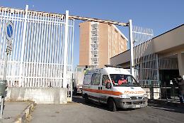 Appicca il fuoco alla propria cella e pesta l'agente accorso a spegnere le fiamme