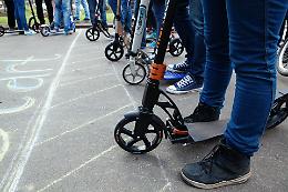 Monopattini, «Perchè noi dobbiamo mettere la targa e le bici no?»