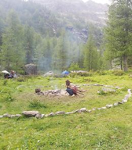A Ceresole arrivano 200 "figli dei fiori" e il sindaco fa arrivare i carabinieri