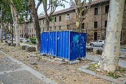 Occupati dai drogati, vandalizzati o sigillati: ora i vespasiani di Torino rischiano di sparire
