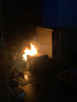 Piromane in azione,  camper distrutto dal fuoco