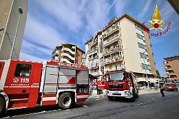 Cede la scala, evacuato un palazzo a Torino